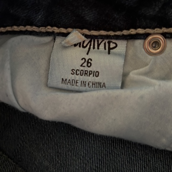 Daytrip Scorpio denim shorts with sparkly detail, size 26 - Picture 4 of 4